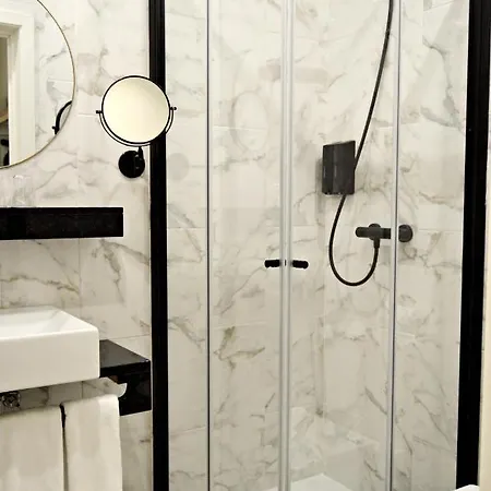 Hollywood By Готель