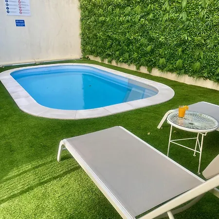 Hollywood By Готель