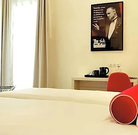 Hollywood By Hotel