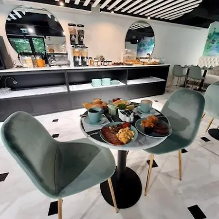 Hollywood By Hotel 4*