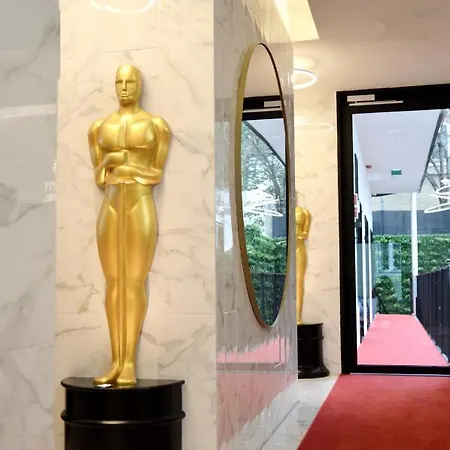 Hollywood By 4*